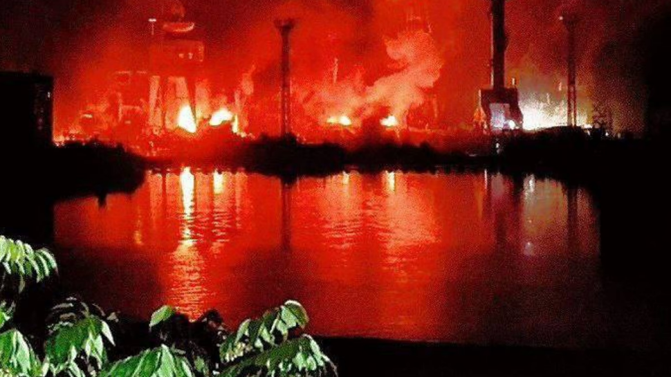 По данным украинской стороны, на заводе были сильно повреждены большой десантный корабль “Минск”